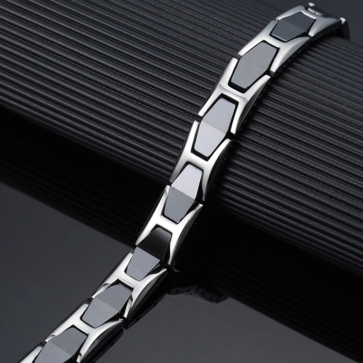 Ceramic and Stainless Steel Magnetic Bracelet. 2 Colors available. Model CEB044