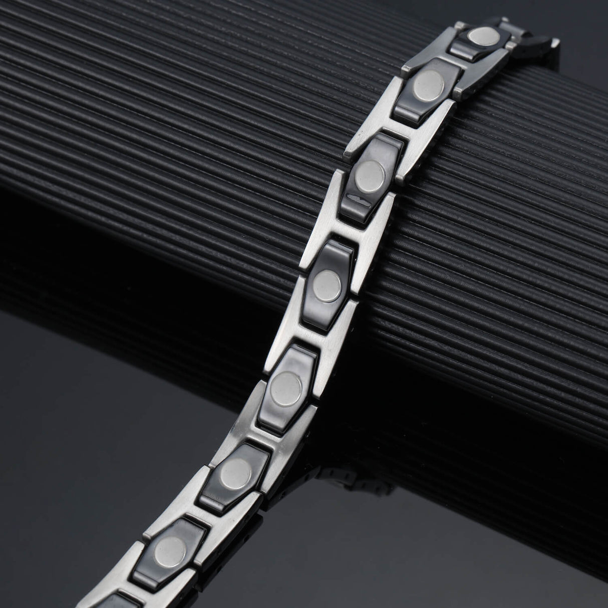 Ceramic and Stainless Steel Magnetic Bracelet. 2 Colors available. Model CEB044